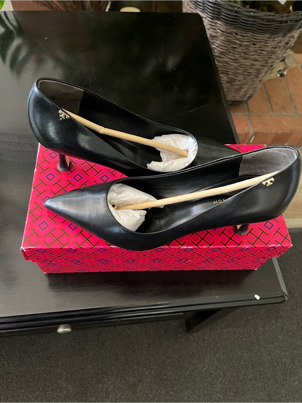 Tory Burch Pointed Toe Black Leather Pumps Heels Size 8 Style 145762 w/ Box